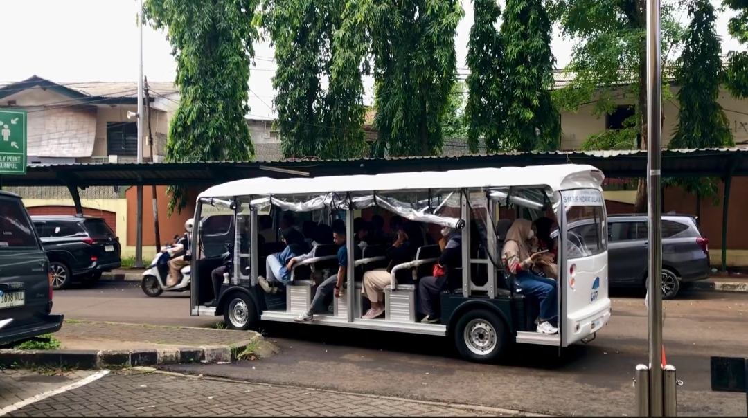 Mahasiswa Menaiki Bis Listrik UIN Jakarta
