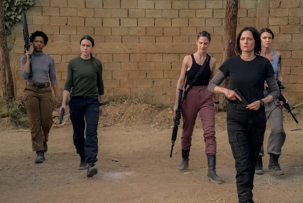 Dari kiri, Jojo T. Gibbs sebagai Geek, Emily Bruni sebagai Shooter, Rona-Lee Shimon sebagai Mechanic, Eva Green sebagai Jake dan Ruby Rose sebagai Medis di Film Dirty Angels (Foto: Lionsgate)