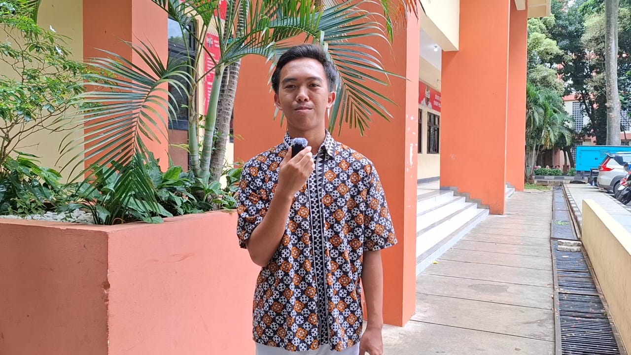 Arka Siswa dari Madrasah Pembangunan UIN Jakarta dalam wawancara bersama tim Jurnalis TV pada Kamis, 6 Februari 2025