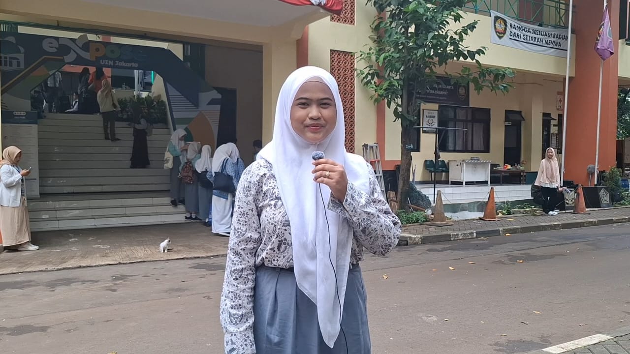Gita Shabrina Siswi dari SMK Yappenda Jakarta Utara dalam wawancara bersama tim Jurnalis TV pada Kamis, 6 Februari 2025