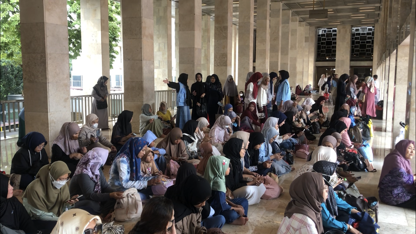 Jamaah mengikuti buka puasa bersama di Masjid Istiqlal, Jakarta, pada Rabu, 19 Maret 2025, dalam suasana penuh kebersamaan. (Foto: Jurnalis TV/Sofie Aqila Ikmal Rabbanie)