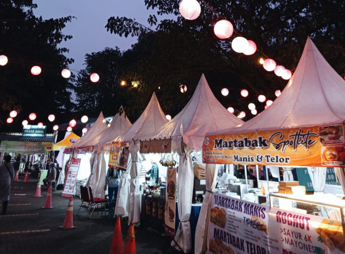 Stand UMKM makanan di Kampoeng Ramadhan 2025 (Foto: Jurnalis TV/Dzafirah Kurnia Ashila)
