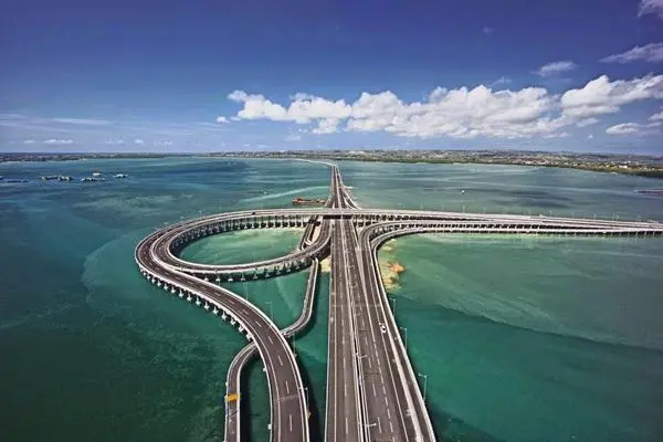 Tol Bali Mandara membentang di atas laut, menyajikan pemandangan laut dan hutan bakau di sekitarnya. (Foto: Dok. Astra Daihatsu)