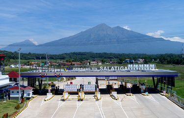 Tol Bawen-Salatiga menyuguhkan jalur berkendara dengan latar pegunungan dan hamparan sawah bertingkat. (Foto: KOMPAS.com/ RODERICK ADRIAN MOZES)
