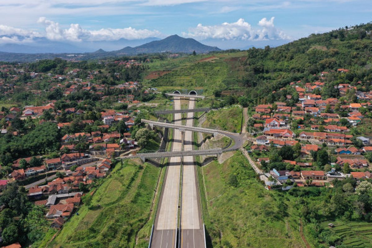 Tol Cisumdawu membelah perbukitan dengan latar Gunung Tampomas, lengkap dengan terowongan kembar modern. (Foto: Dok. Ditjen Bina Marga Kementerian PUPR)