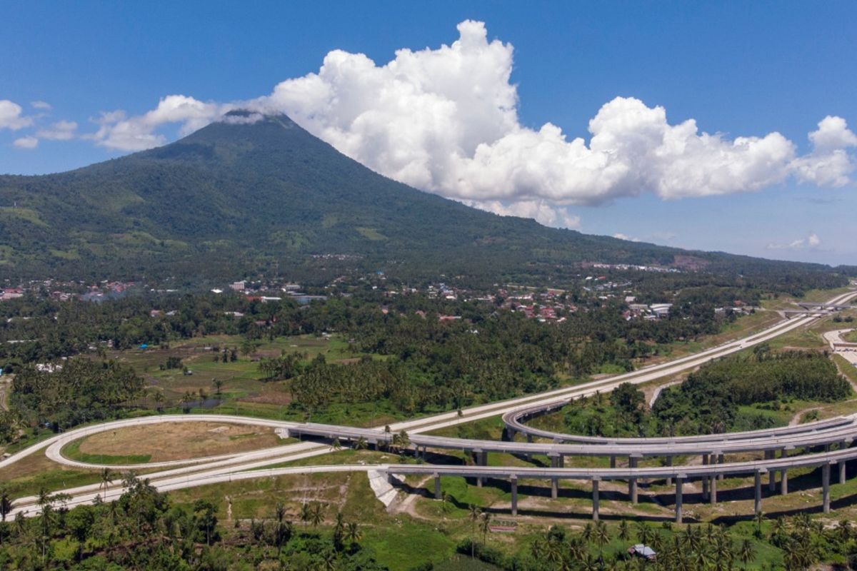Tol Manado-Bitung menghadirkan lintasan jalan dengan latar Gunung Klabat dan kontur alam khas Sulawesi Utara. (Foto: Dok. PT Jasa Marga)