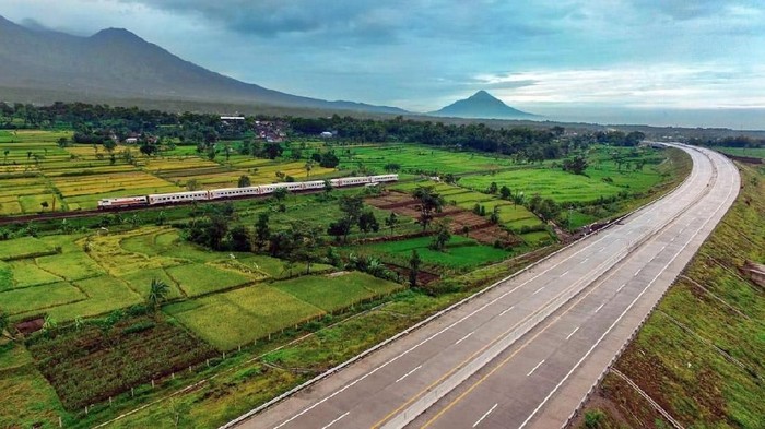 Tol Pandaan-Malang dengan pemandangan pegunungan dan hamparan sawah di sepanjang jalurnya. (Foto: Dok. PT Jasa Marga (Persero) Tbk)