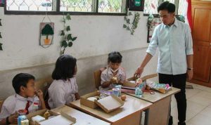 Wakil Presiden Gibran Rakabuming Raka meninjau pelaksanaan uji coba makan bergizi gratis di SDN 1 Langkai, Palangka Raya, Kalimantan Tengah, Senin 4 November 2024 (ANTARA FOTO/Auliya Rahman).
