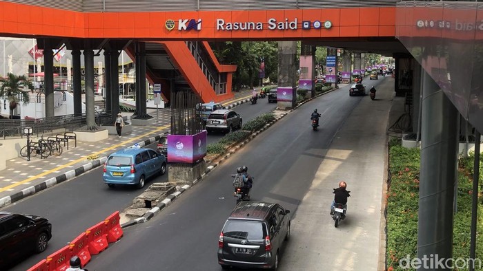 Pengendara melintas di Jalan Rasuna Said, Kuningan, Jakarta. (Dok. detikNews)