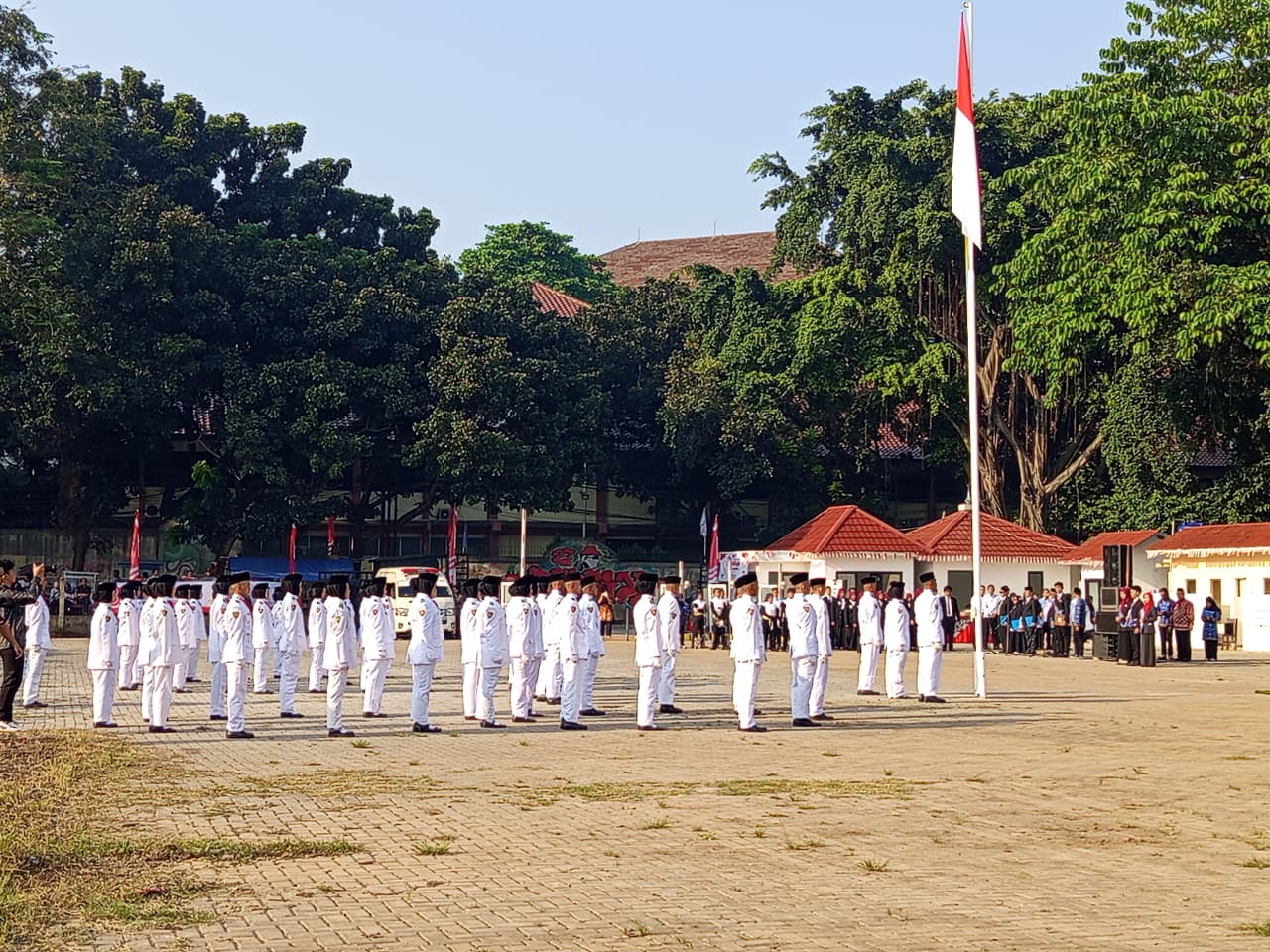 Pengibaran bendera merah putih dalam upacara peringatan HUT RI ke-80 di UIN Syarif Hidayatullah Jakarta, 17 Agustus 2025. (Foto: Jurnalis TV/Dzafirah Kurnia Ashila)