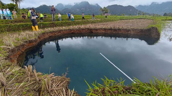 Tim peneliti Badan Geologi memeriksa lokasi sinkhole Situjuah di Sumatera Barat, pada 9-11 Januari 2026. (Foto: Badan Geologi)