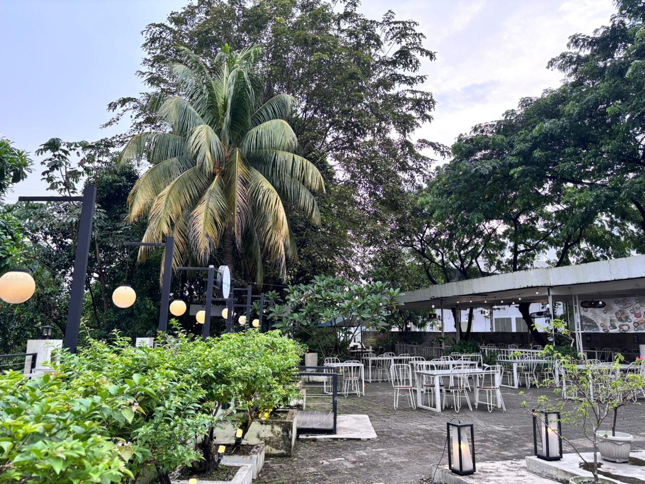 White Forest, kafe dengan sentuhan alam di Pamulang, Tangerang Selatan. (Foto: Jurnalis TV/Rifda Niswah Jalilah.)