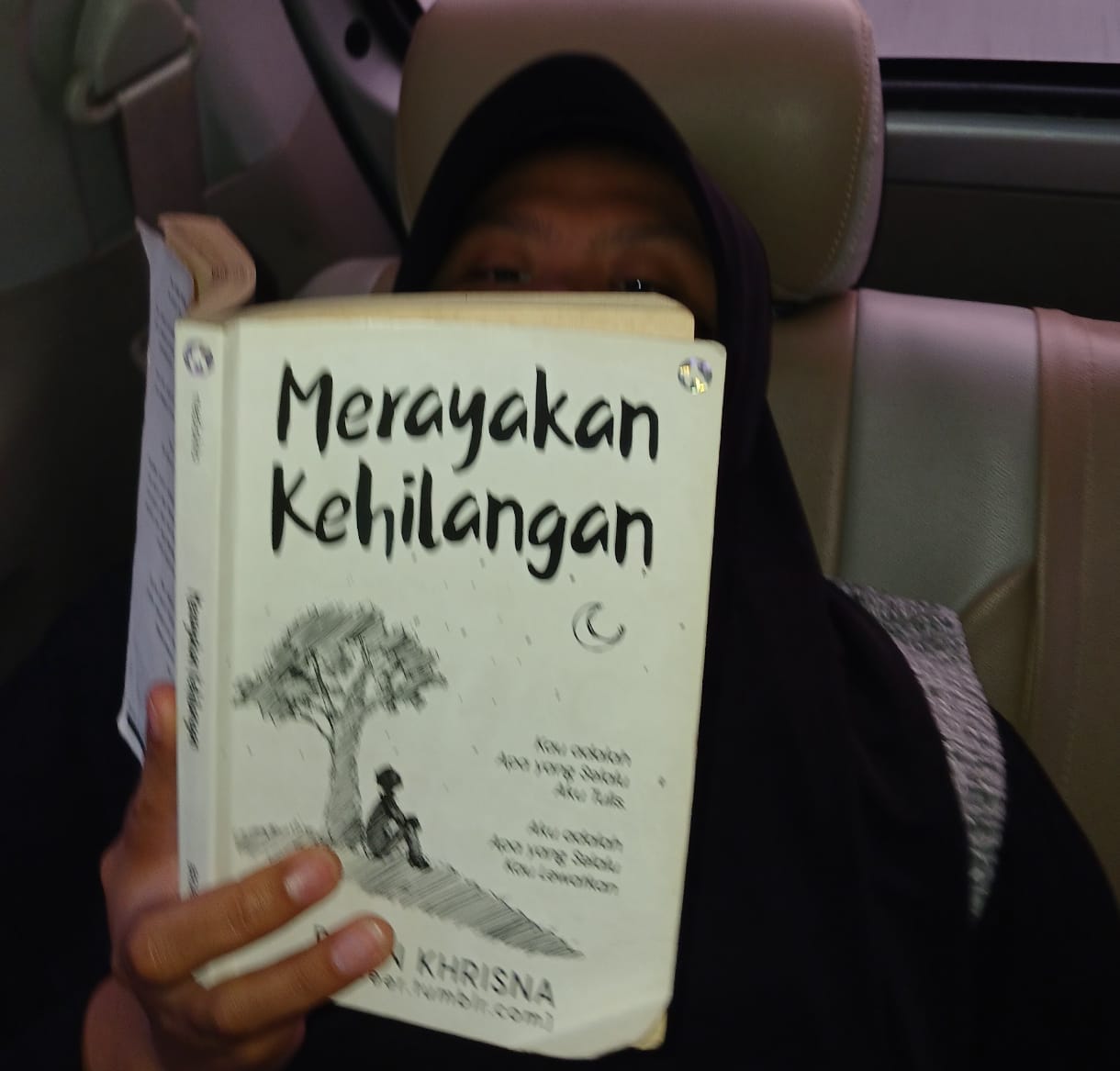 Membaca sebagai bentuk slow living. (Foto: Jurnalis TV/Fidelya Hannan Sava)