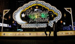 Sejumlah warga menikmati suasana di sekitar aneka lampu hias pada Jakarta Light Festival 2026 di kawasan Bundaran HI, Jakarta. (Foto: ANTARA FOTO/Darryl Ramadhan)