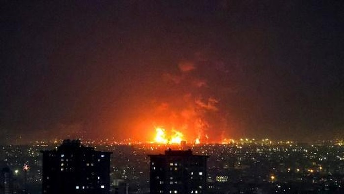 Ledakan terjadi setelah serangan di Kilang Minyak Tehran di Teheran, Iran pada 7 Maret 2026 (Foto: AFP/ATTA KENARE)