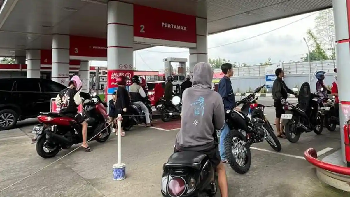 Antrean kendaraan pada SPBU di Jalan Soleh Iskandar, Kecamatan Tanah Sareal, Kota Bogor terpantau normal di tengah terjadinya panic buying di sejumlah daerah, Minggu (8/3/2026). (Foto: Tribunnews/Muamarrudin Irfani)