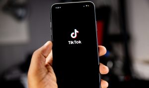 Ilustrasi TikTok. (Foto: Unplash/Solen Feyissa)