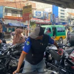 Seorang juru parkir yang sedang bertugas di Kiaracondong, Kota Bandung, Sabtu 29 November 2025 (Foto: AYOBANDUNG.ID/Asti Alya Anggraini)