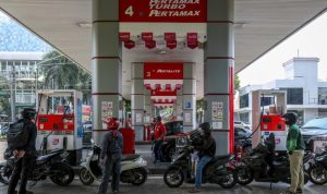 Harga sejumlah BBM yang dijual Pertamina naik hari ini, Senin (4/5). Salah satu yang naik adalah Pertamina Dex menjadi Rp27.900 per liter. (Foto: AFP/BAY ISMOYO Via CNN Indonesia)