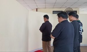 Mahasiswa Fakultas Dakwah dan Ilmu Komunikasi shalat di musholla Fakultas Ushuluddin (Foto: Jurnallis TV)
