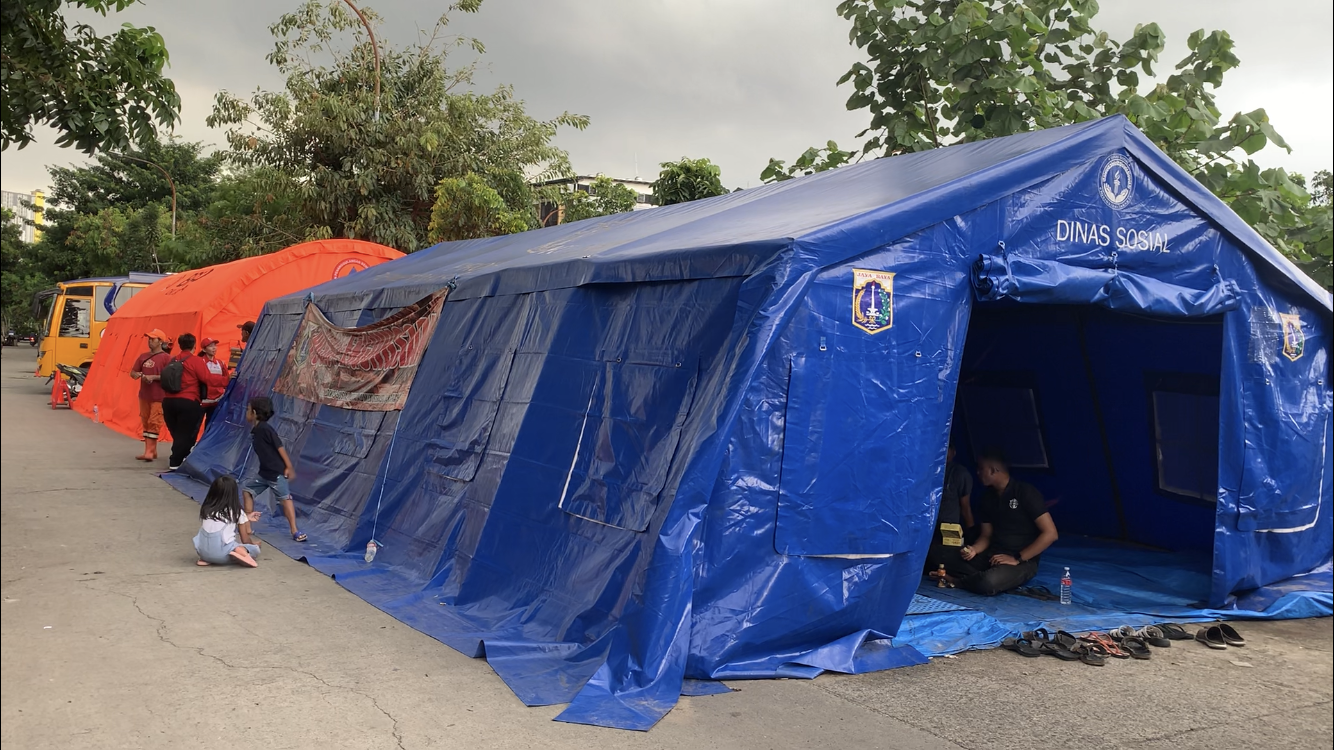 Kebakaran di Kemayoran Gempol, Jakarta Pusat, Rabu (15/1/2025), menghanguskan 30 bangunan dan berdampak pada 200 jiwa, korban tempati tenda pengungsian. (Foto: Jurnalis TV/Anggia Rahajeung)