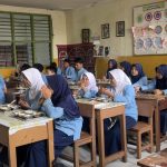 Siswa/i MTS Al-Ukhuwah sedang makan bergizi gratis, pada Jum'at, 24 Januari 2025/ (Foto: Jurnalis TV/ Puji Lestari Maharani)
