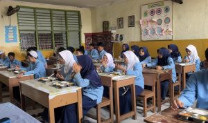 Siswa/i MTS Al-Ukhuwah sedang makan bergizi gratis, pada Jum'at, 24 Januari 2025/ (Foto: Jurnalis TV/ Puji Lestari Maharani)