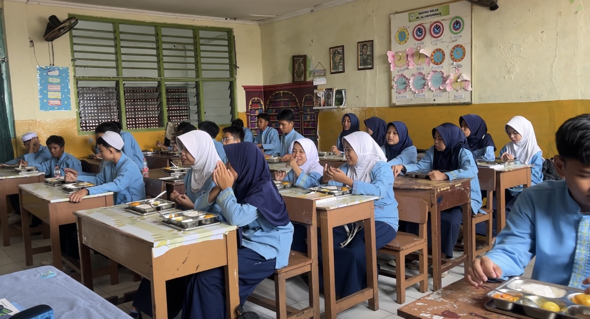 Siswa/i MTS Al-Ukhuwah sedang makan bergizi gratis, pada Jum'at, 24 Januari 2025/ (Foto: Jurnalis TV/ Puji Lestari Maharani)