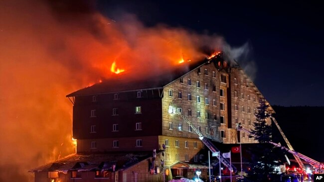 Api kebakaran dalam upaya pemadaman di sebuah hotel di resor ski Kartalkaya di provinsi Bolu, di barat laut Turki, Selasa, 21 Januari 2025. (Foto: IHA via AP)