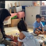 Anggota Jurnalis TV bersama anak-anak di Rumah Singgah Lions (Foto: Jurnalis TV/Fidelya Hannan Sava)