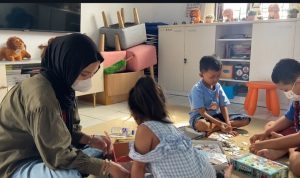 Anggota Jurnalis TV bersama anak-anak di Rumah Singgah Lions (Foto: Jurnalis TV/Fidelya Hannan Sava)