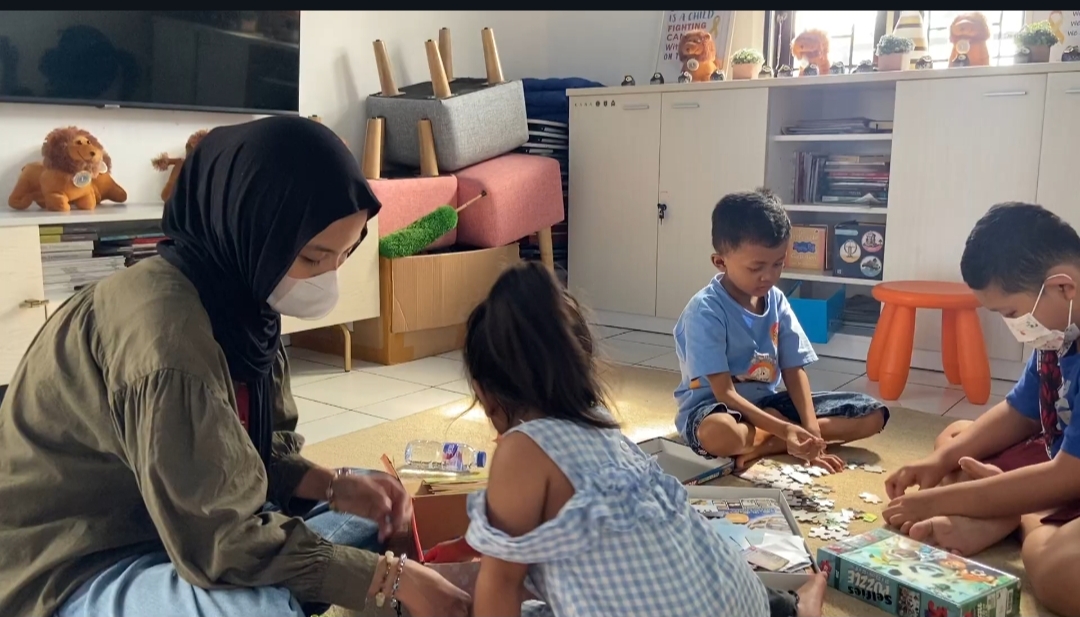Anggota Jurnalis TV bersama anak-anak di Rumah Singgah Lions (Foto: Jurnalis TV/Fidelya Hannan Sava)