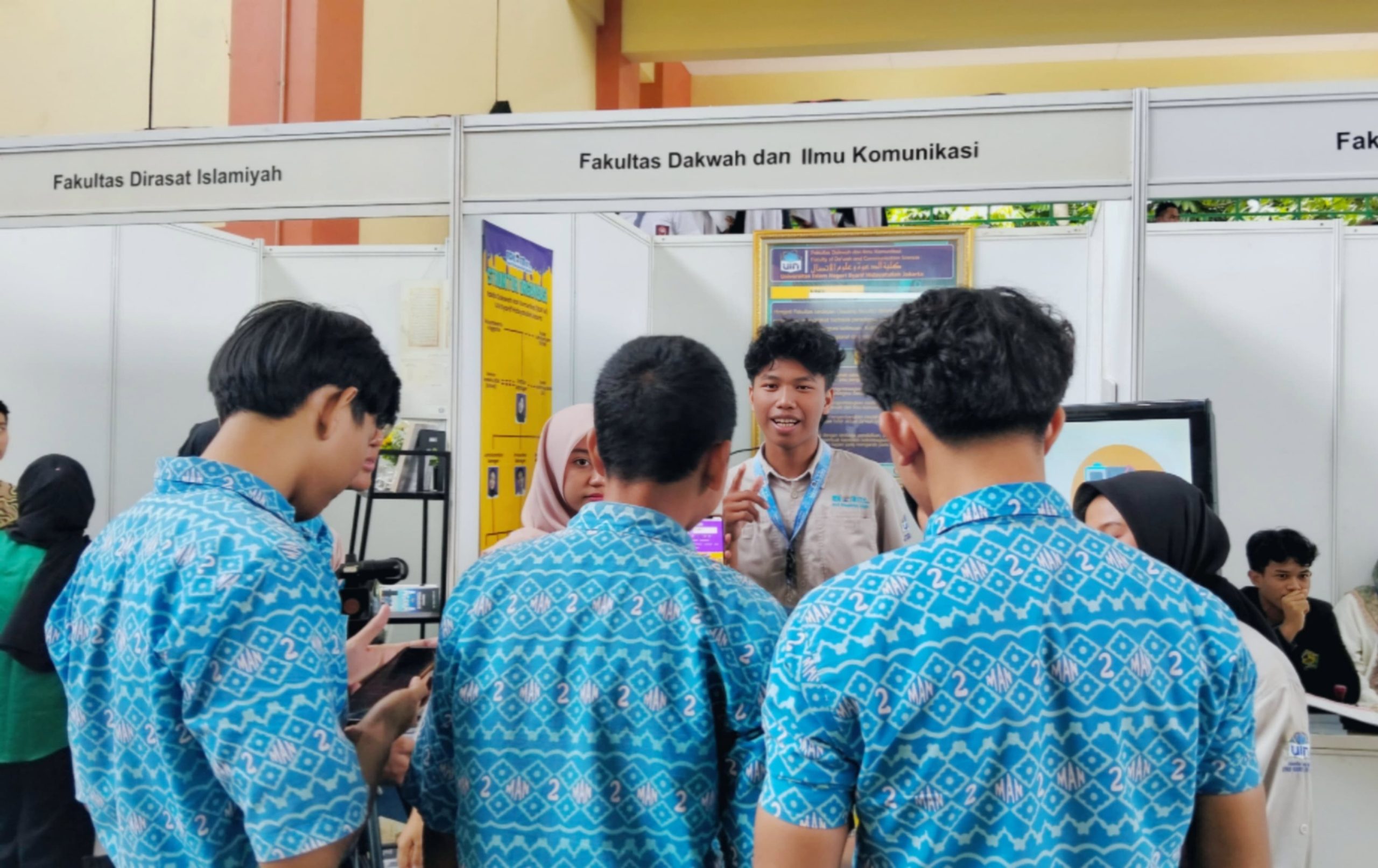 Calon mahasiswa baru UIN Jakarta sedang berkunjung ke booth Fakultas Dakwah dan Ilmu Komunikasi dalam acara UIN Jakarta Expose 2025 (Foto: Jurnalis TV/Annisa Rahma Lila)