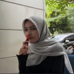 Mahasiswi sedang menghirup minyak angin.