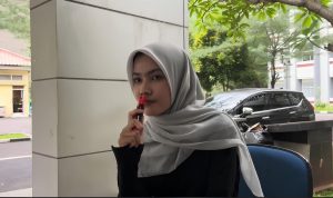 Mahasiswi sedang menghirup minyak angin.