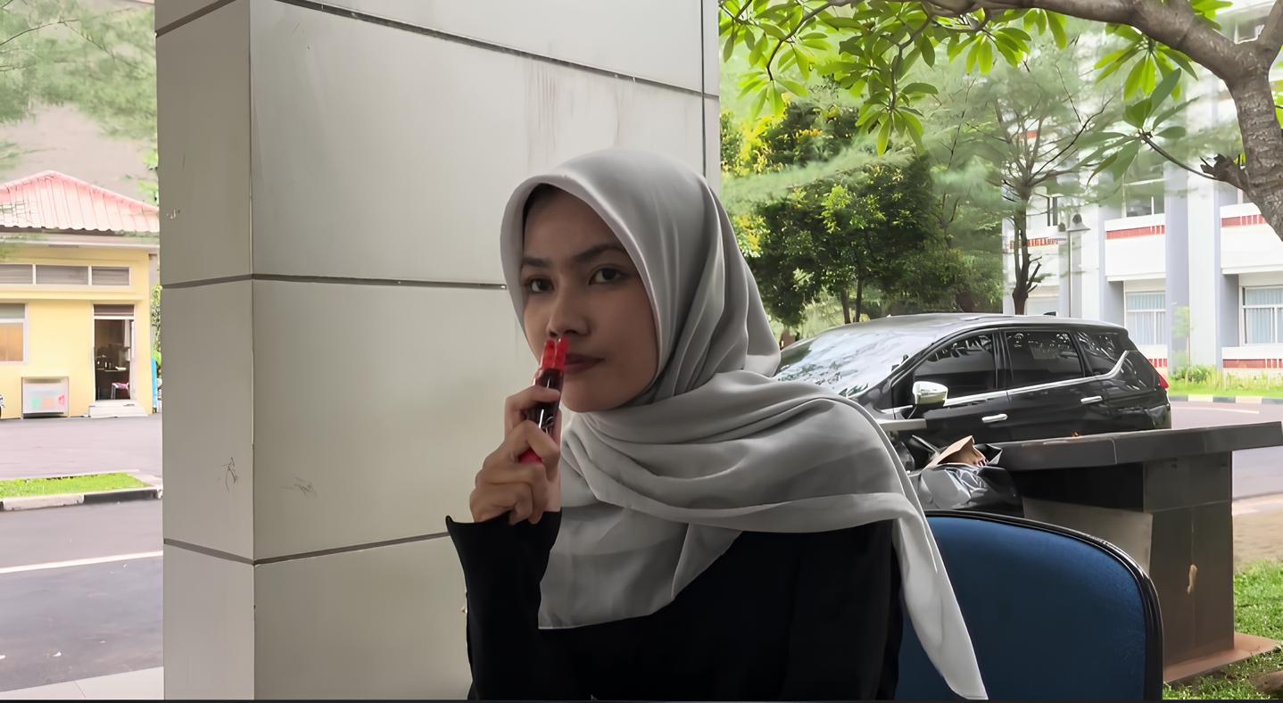 Mahasiswi sedang menghirup minyak angin.