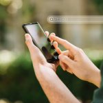 Tangan sedang melakukan kebiasaan scrolling di media sosial (Foto: Freepik)