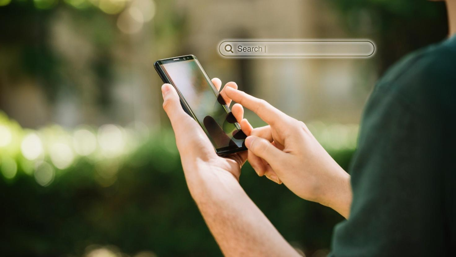 Tangan sedang melakukan kebiasaan scrolling di media sosial (Foto: Freepik)