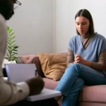 Tips menjaga kesehatan mental di tengah kesibukan (Foto: Freepik)