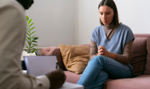 Tips menjaga kesehatan mental di tengah kesibukan (Foto: Freepik)