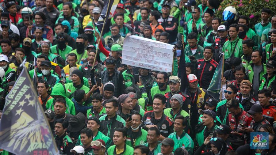 Gabungan ojek online (ojol) dan kurir se-Jabodetabek menggelar unjuk rasa di kawasan Patung Kuda Arjuna Wijaya, Jakarta, Kamis (29/8/2024). (Foto: CNBC Indonesia/Faisal Rahman)