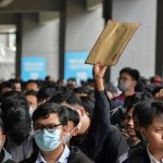 Orang-orang yang ingin mendapatkan pekerjaan saat job fair di Stadion Patriot Candrabhaga, Bekasi pada Kamis (16/3/2023). (Foto: KOMPAS/Fakhri Fadlurrohman)