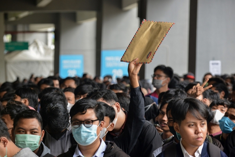 Orang-orang yang ingin mendapatkan pekerjaan saat job fair di Stadion Patriot Candrabhaga, Bekasi pada Kamis (16/3/2023). (Foto: KOMPAS/Fakhri Fadlurrohman)