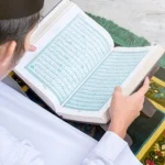 Seorang Muslim membaca Al-Qur'an dengan khusyuk di bulan Ramadhan, meraih keberkahan dan pahala berlipat. (Foto: Lirboyo net/M. Yasin Al Muwaffaq)