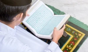 Seorang Muslim membaca Al-Qur'an dengan khusyuk di bulan Ramadhan, meraih keberkahan dan pahala berlipat. (Foto: Lirboyo net/M. Yasin Al Muwaffaq)