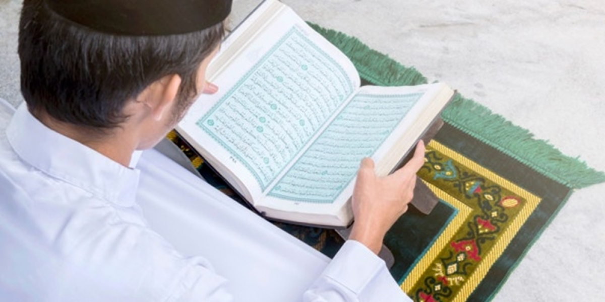 Seorang Muslim membaca Al-Qur'an dengan khusyuk di bulan Ramadhan, meraih keberkahan dan pahala berlipat. (Foto: Lirboyo net/M. Yasin Al Muwaffaq)