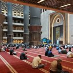 Suasana i’tikaf di Masjid Istiqlal, Jakarta, saat jemaah beribadah di sepuluh malam terakhir Ramadhan Lailatul Qadar. (Foto: Antara/Asep Firmansyah)