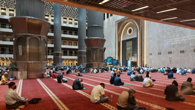 Suasana i’tikaf di Masjid Istiqlal, Jakarta, saat jemaah beribadah di sepuluh malam terakhir Ramadhan Lailatul Qadar. (Foto: Antara/Asep Firmansyah)