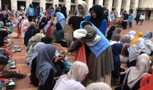 Jamaah mengikuti buka puasa bersama di Masjid Istiqlal, Jakarta, pada Rabu, 19 Maret 2025, dalam suasana penuh kebersamaan. (Foto: Jurnalis TV/Sofie Aqila Ikmal Rabbanie)