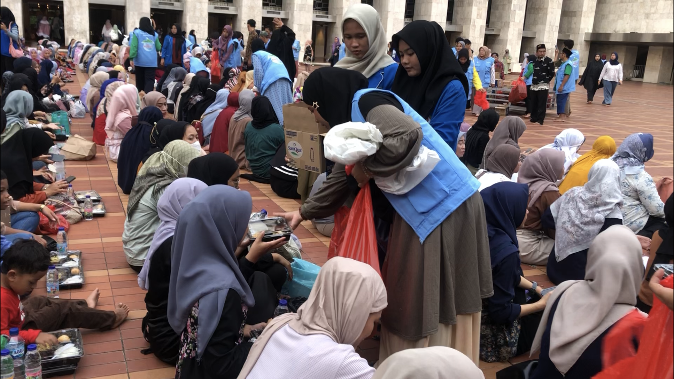 Jamaah mengikuti buka puasa bersama di Masjid Istiqlal, Jakarta, pada Rabu, 19 Maret 2025, dalam suasana penuh kebersamaan. (Foto: Jurnalis TV/Sofie Aqila Ikmal Rabbanie)